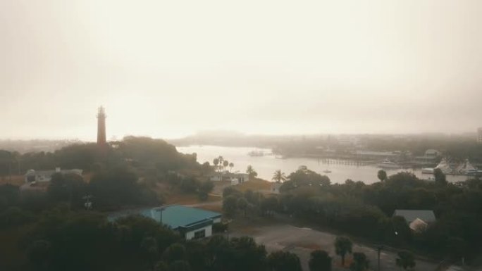 2021年1月佛罗里达州朱庇特的木星灯塔上有雾的早晨的动态鸟瞰图