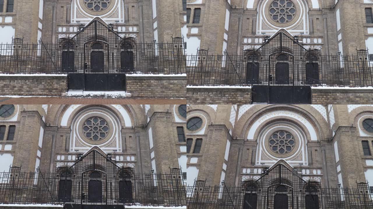 用相机摇动诺维萨德旧犹太教堂大楼的入口