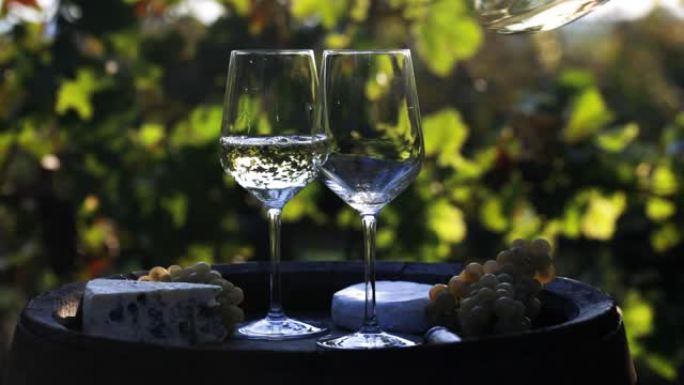 酿酒师将白葡萄酒倒入玻璃杯中