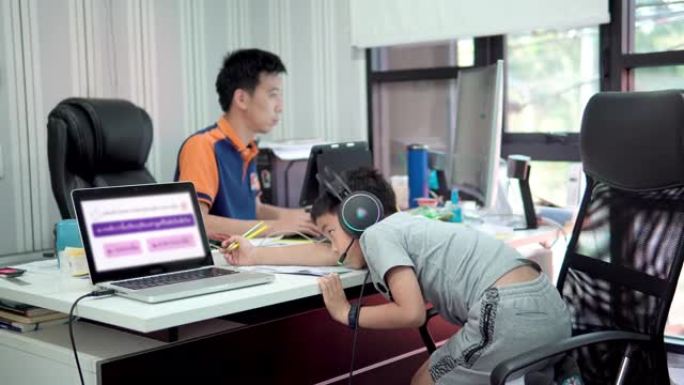 亚洲儿子参加在线课程。