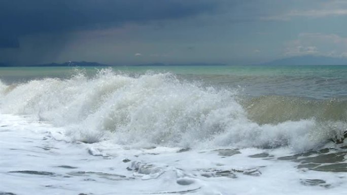 海浪喷涌而出的慢动作