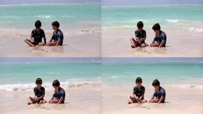 可爱的学龄前儿童，男孩，在海洋海滩上玩得开心。兴奋的孩子在毛里求斯玩海浪，游泳，快乐地嬉戏，享受家庭
