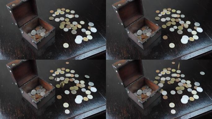 硬币落在木桌上。旧古董硬币落在一堆钱上，特写。掉落的欧元硬币。经济商业概念
