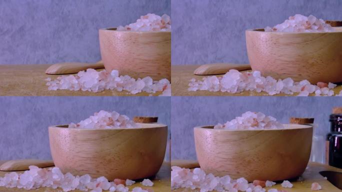 喜马拉雅盐特写镜头显示食物含量。