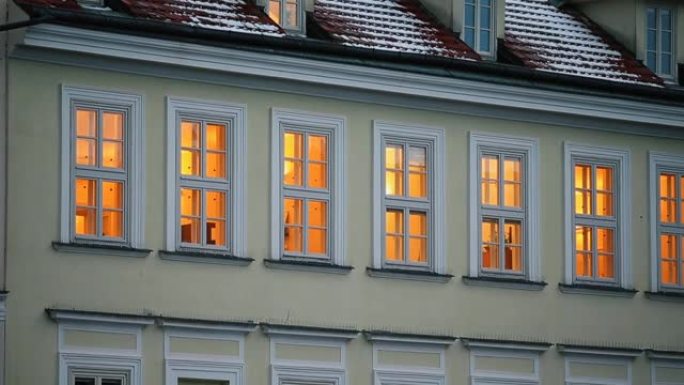 公寓建筑窗户有灯。住宅区自我隔离