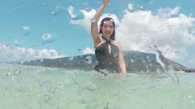 夏季亚洲女人在海滩上尽情泼水和放松超级慢动作