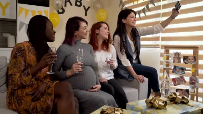 一群女性朋友在婴儿送礼会上自拍