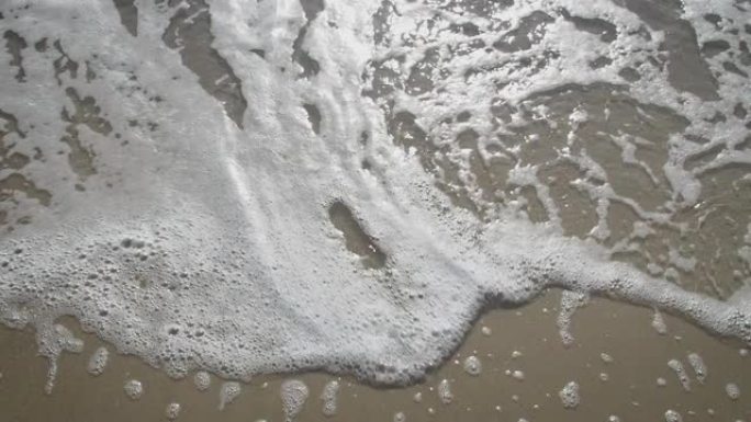 写在沙子上的 “帮助” 字。