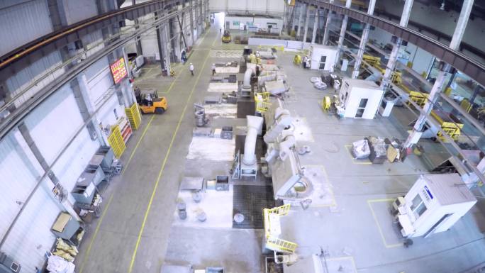 生产线 一个男人在机器前工作 工厂鸟瞰图