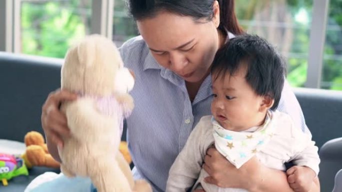 妈妈带着爱在家和宝宝玩耍