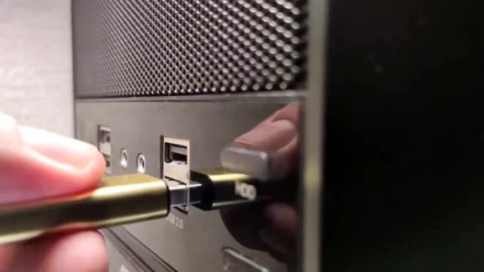 闪存驱动器放在电脑上，在USB 3.0特写
