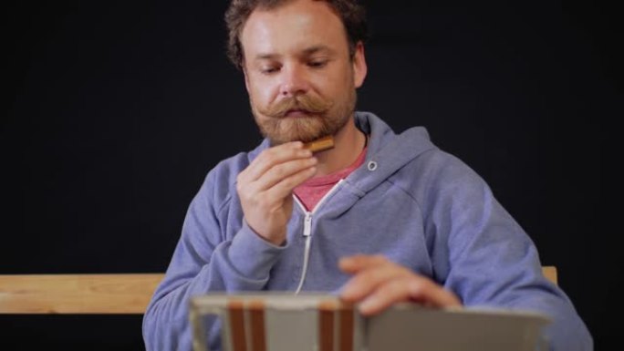 一个留着胡须和胡须的男人正在用木梳子照镜子梳理胡须。4k视频