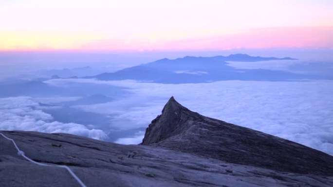 攀登基纳巴卢山。