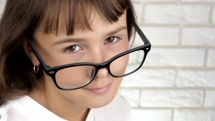 一个戴眼镜的女学生的肖像。
