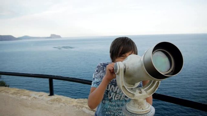 青少年看着望远镜