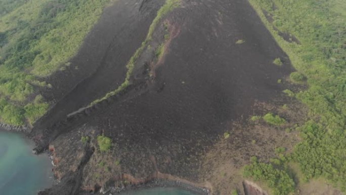 空中: 飞越印度尼西亚的班达群岛活火山马鲁古
