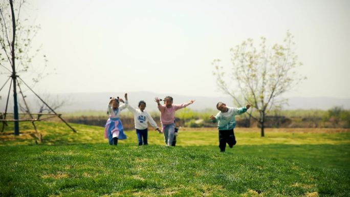 儿童草地上玩耍奔跑
