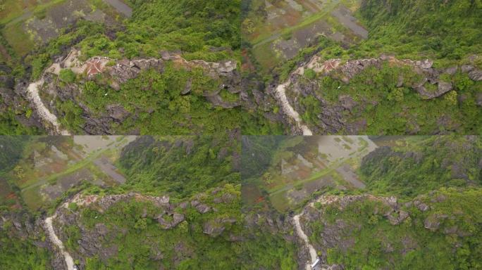 在越南北部的旅游胜地Ninh Binh，在大理石山顶Mua Cave山的小庙和龙的空中拍摄。去越南旅