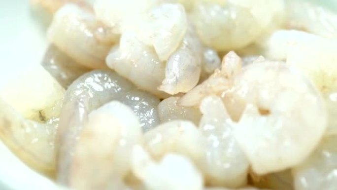 用生虾在碗中准备配料，冲洗并去皮虾壳。