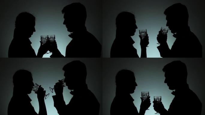 一男一女举杯，敬酒，喝酒。