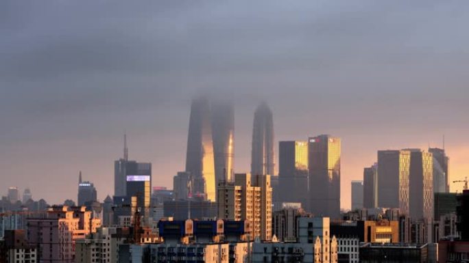 4K: 中国雷雨中日落时分的上海摩天大楼