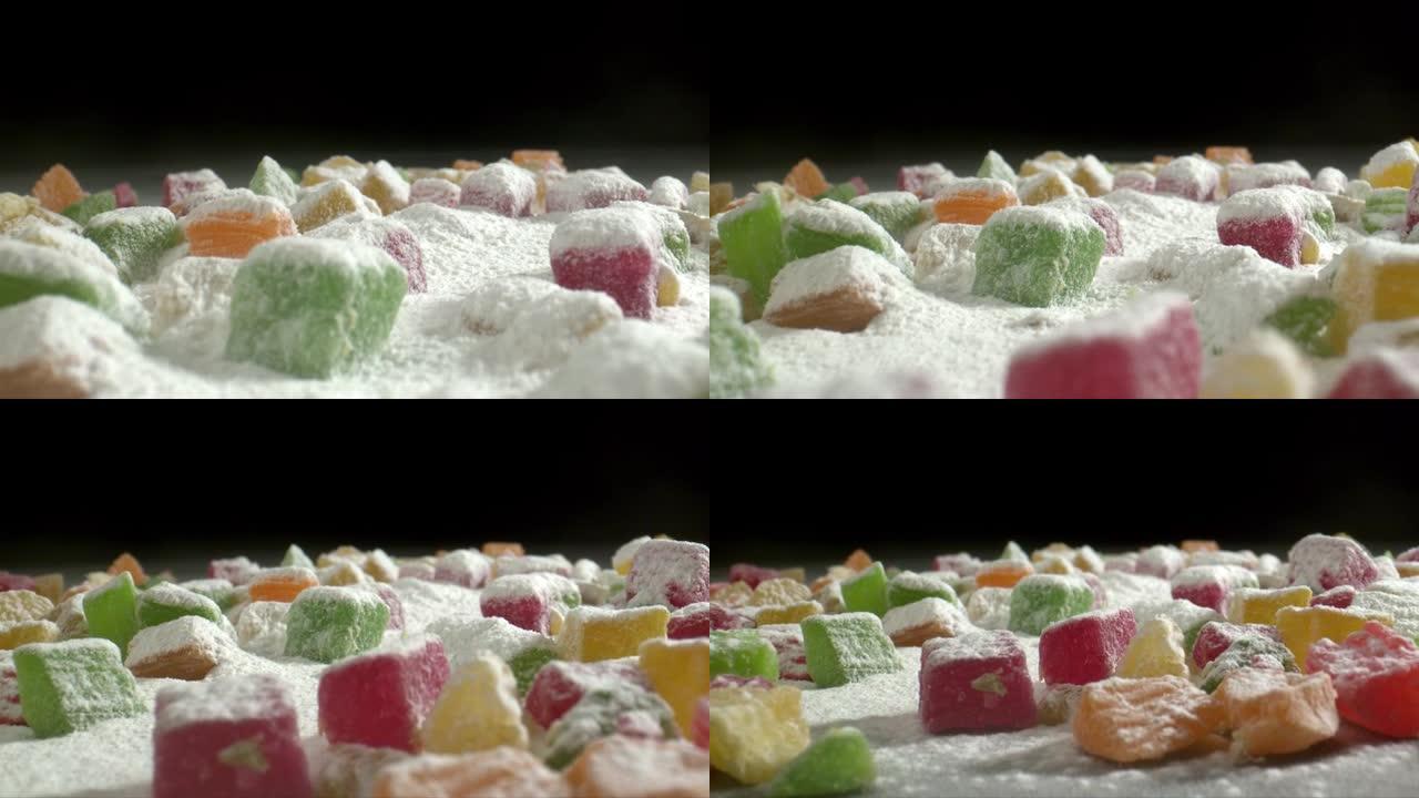 干果混合在粉末糖中。干混水果黑色背景的宏观拍摄。在干混水果上撒上糖粉。缩小。