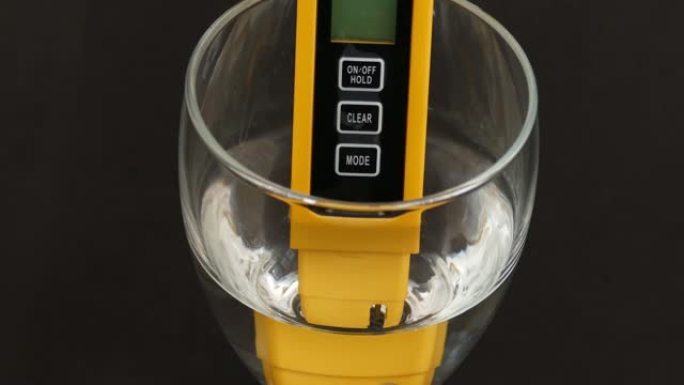 玻璃杯中有tds仪，测量水硬度，