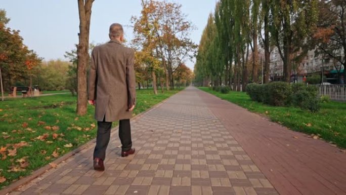 公园里的老年男性漫步