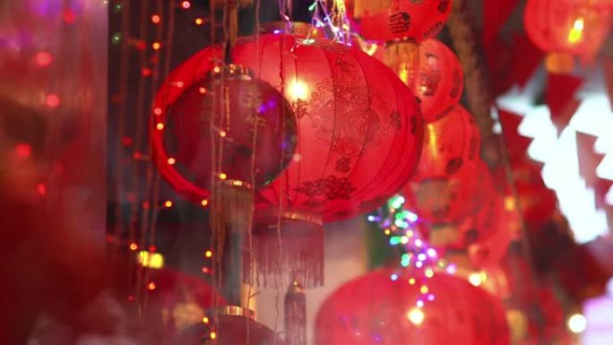 唐人街的农历新年灯笼，祝福文字意味着财富和他