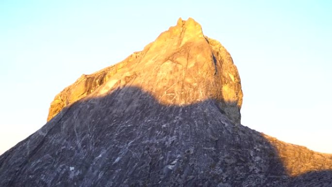 攀登基纳巴卢山。