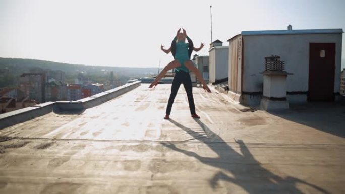 舞者在屋顶上展示自己的动作
