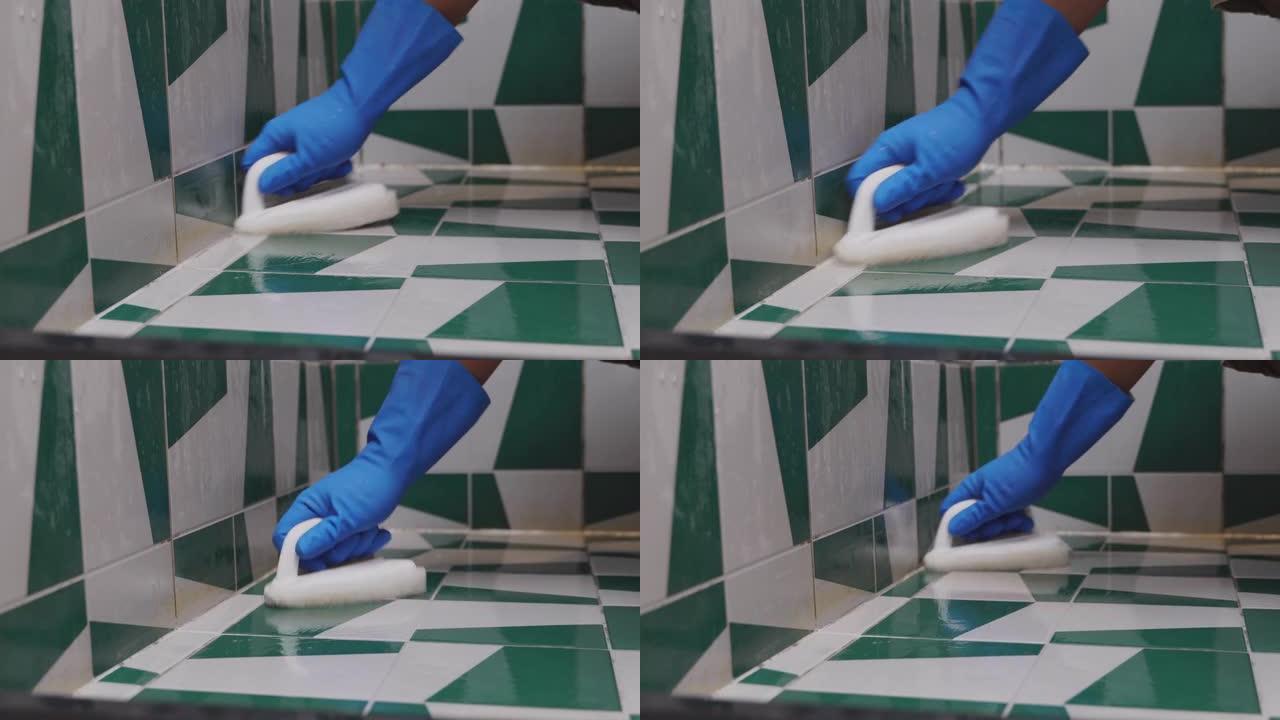 浴室用百洁布清洁摩擦脏瓷砖地板