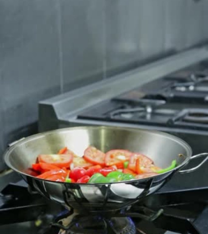 卡塔普兰，蔬菜在煤气炉上炖，用小火炖。特写。垂直视频。