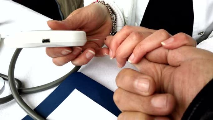 糖尿病柳叶刀在手刺手指做穿刺取小血样做血糖血红蛋白水平检测