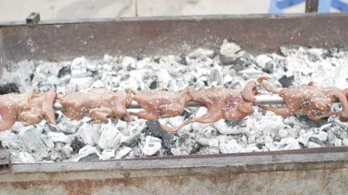 泰国食物烤鸟使用烹饪机器。