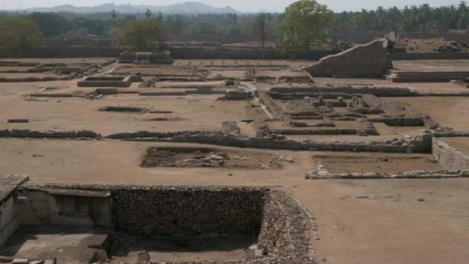 亨比 (Hampi) 是一个古老的村庄，拥有Vijayanagara帝国的废墟庙宇。