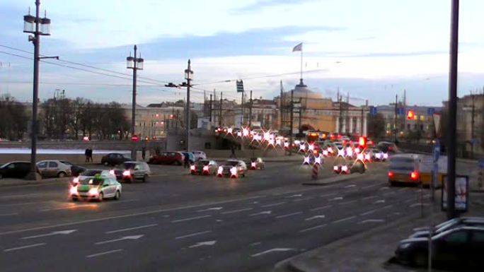 俄罗斯圣彼得堡: 傍晚时分，街道上车辆密集通行。