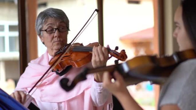 高级小提琴老师教女生拉小提琴
