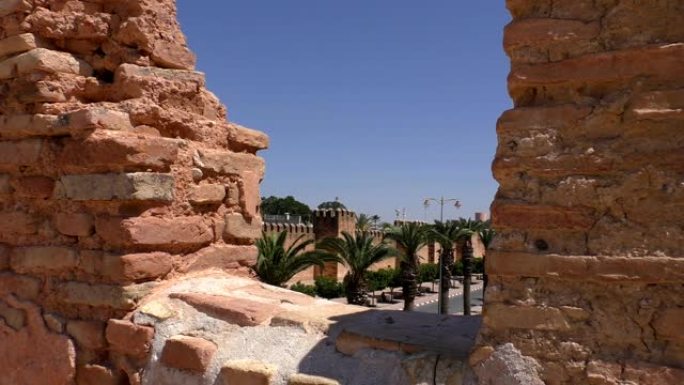 摩洛哥旧防御工事墙顶部的街景
