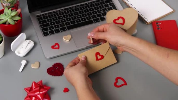 女人用情人节礼物的卡片打开信封
