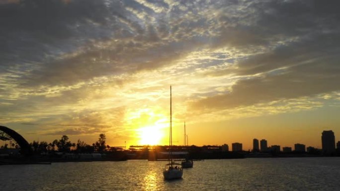 在迈阿密水域以日落为背景的帆船空中射击