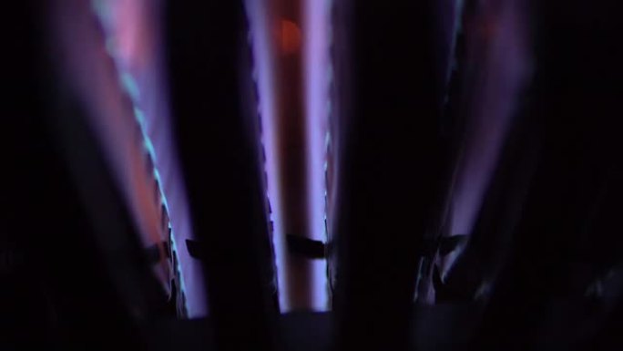 锅炉炉膛热水器内部的天然气燃烧靠近相机