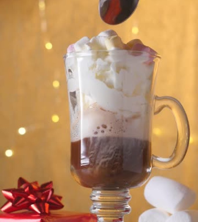 用奶油和棉花糖准备热巧克力的垂直视频