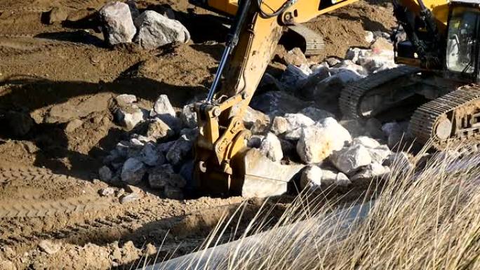 铲车在建筑工地上搬运岩石