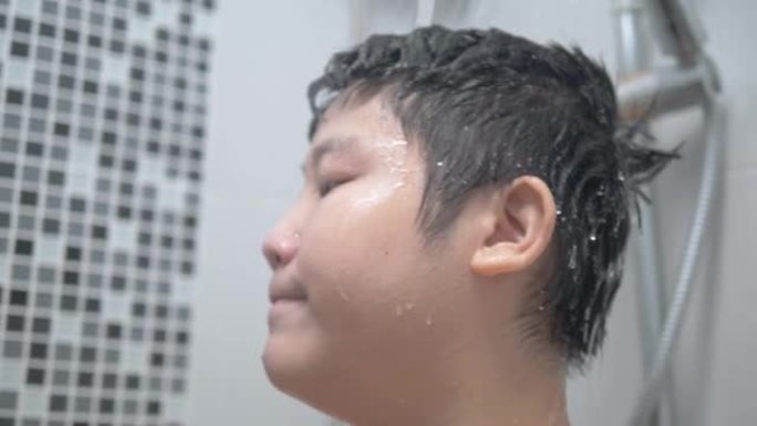 快乐的亚洲胖男孩在家浴室洗澡，生活方式理念。