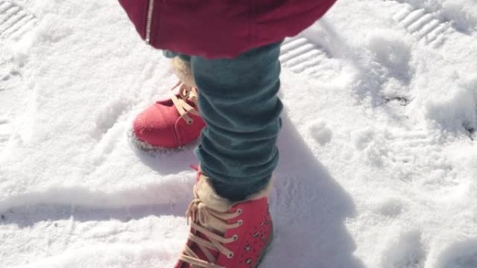 雪中的鞋印