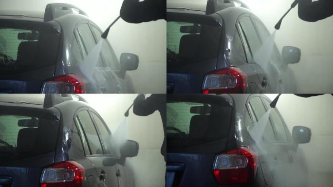 洗车机洗车。洗车机把泡沫从车里洗出来。特写。