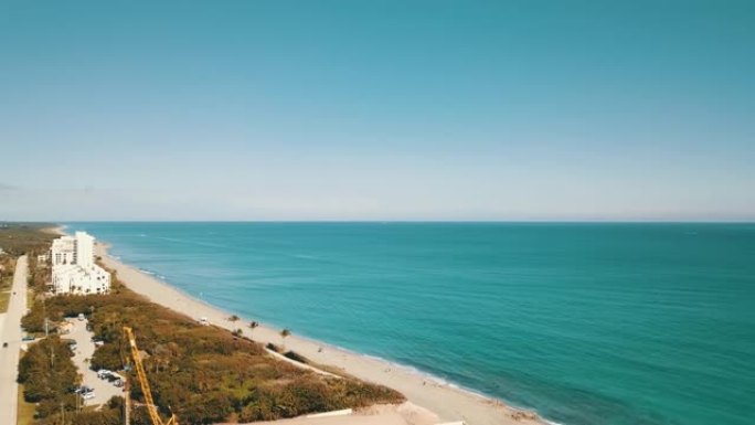 冬季周末在1月2021年中午在佛罗里达州朱庇特的朱庇特入口和朱庇特海滩的蓝绿色海水的鸟瞰图