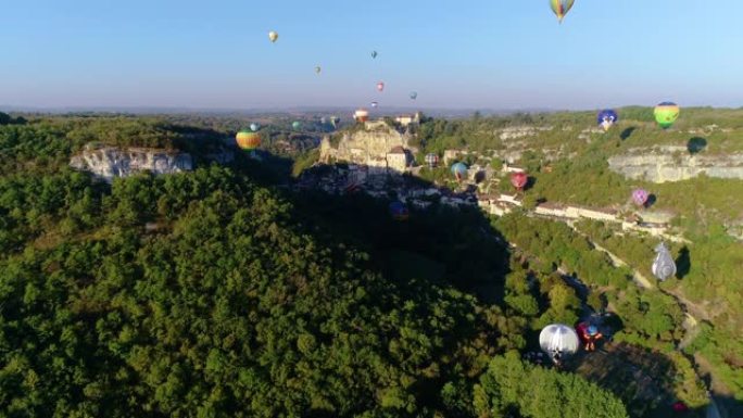 在阳光下，法国罗卡马都尔山谷五颜六色的热气球的美丽鸟瞰图。