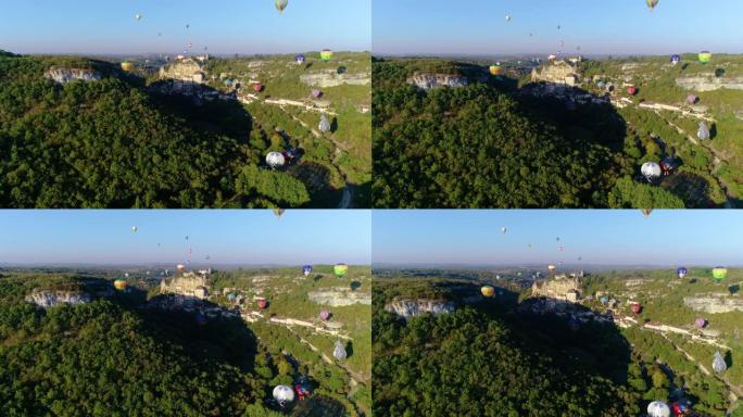 在阳光下，法国罗卡马都尔山谷五颜六色的热气球的美丽鸟瞰图。